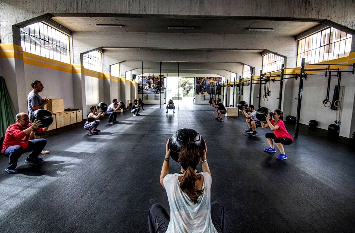 A coached class training together with wall-balls at Campus Kifissia